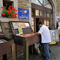 Toeristen bezoeken boekenwinkel te Redu, Ardennen, België
